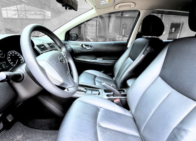 改款iTIIDA/旗艦版/IKEY/定速/倒顯/行車紀錄器/導航/恆溫空調  第11張相片