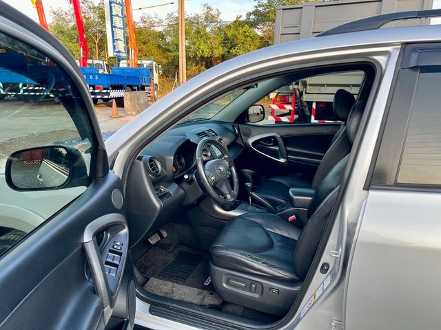 TOYOTA豐田 RAV4  第9張相片