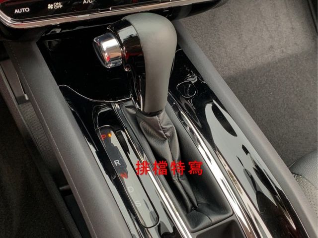 搶手白色  S版本 僅跑四萬公里 全車原鈑件 內外如新!  第15張相片