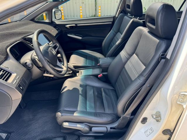 白色  VTI-S  CIVIC 原鈑件  車庫車 內裝漂亮 車況優異  很划算的代步車  第9張相片