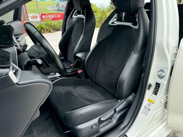 旗艦版 認證車  年輕人最愛的鋼砲  抬顯 賽車椅 18吋鋁圈 ACC跟車 盲點偵測  第9張相片