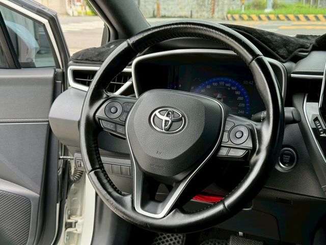 旗艦版 認證車  年輕人最愛的鋼砲  抬顯 賽車椅 18吋鋁圈 ACC跟車 盲點偵測  第15張相片