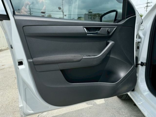 FABIA  僅跑六萬公里   全車原鈑件  1.0排氣量 年度稅金僅8640元  第12張相片