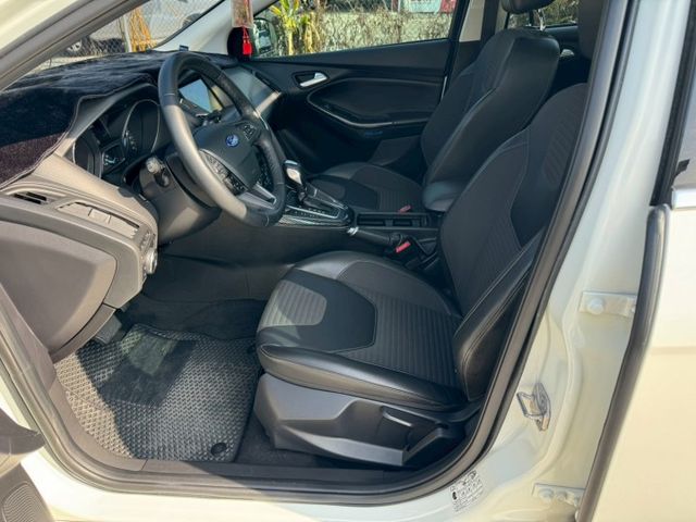 MK3.5 S版 原鈑件  僅跑【9萬公里】 天窗 自動停車 運動套件  車道偏移 換檔撥片 CAR PLAY  第8張相片