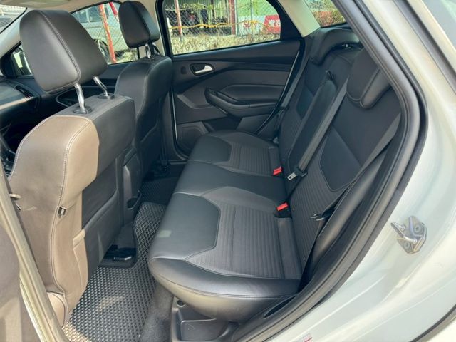 MK3.5 S版 原鈑件  僅跑【9萬公里】 天窗 自動停車 運動套件  車道偏移 換檔撥片 CAR PLAY  第9張相片