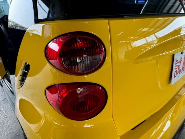 Fortwo  【僅跑八萬公里】】【認證車】  穿梭市區最好用的小車  回頭率超高 超吸睛 超稀有  第8張相片