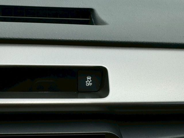 豪華版  僅跑13萬公里 全車原鈑件 Ikey  定速 循跡 LED頭燈  雙恆溫 7安全氣囊  抬頭顯示  第15張相片