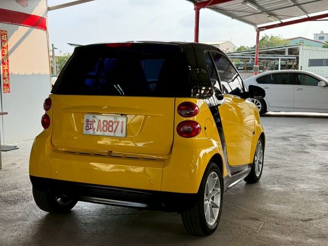Fortwo  【僅跑八萬公里】】【認證車】  穿梭市區最好用的小車  回頭率超高 超吸睛 超稀有  第5張相片