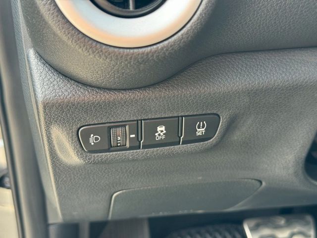僅跑3萬 小改款 PICANTO X-LINE  全車原鈑件 車道維持 前方主動煞車  7安全氣囊  第17張相片