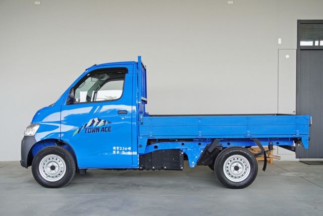 『僅跑3萬1❖框式 手排貨車』循跡防滑｜雙安全氣囊｜光感應頭燈｜胎壓偵測｜節能怠速熄火｜藍牙音響｜煞車輔助系統  第4張相片