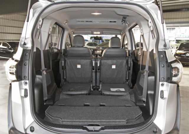 『7人座 休旅車❖九大主動安全系統』定速巡航｜6安｜循跡防滑｜下淺式第三排座椅｜倒車顯影｜行車紀錄器｜循跡防滑  第5張相片