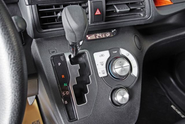 『7人座 休旅車❖九大主動安全系統』定速巡航｜6安｜循跡防滑｜下淺式第三排座椅｜倒車顯影｜行車紀錄器｜循跡防滑  第15張相片