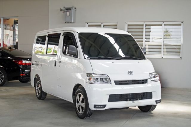 『僅跑3萬❖五人座廂式 手排❖全新圈胎』怠速熄火｜雙安全氣囊｜循跡防滑｜光感應頭燈｜倒車顯影｜行車紀錄器｜小客貨車  第2張相片