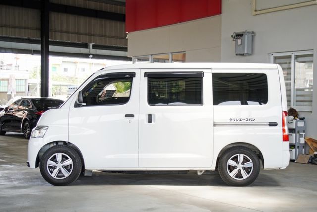 『僅跑3萬❖五人座廂式 手排❖全新圈胎』怠速熄火｜雙安全氣囊｜循跡防滑｜光感應頭燈｜倒車顯影｜行車紀錄器｜小客貨車  第4張相片