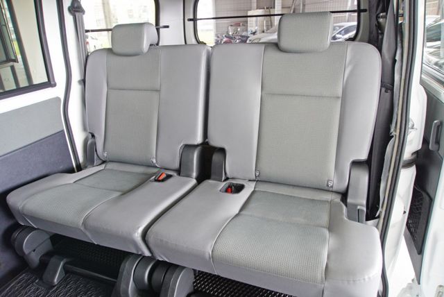 『僅跑3萬❖五人座廂式 手排❖全新圈胎』怠速熄火｜雙安全氣囊｜循跡防滑｜光感應頭燈｜倒車顯影｜行車紀錄器｜小客貨車  第7張相片