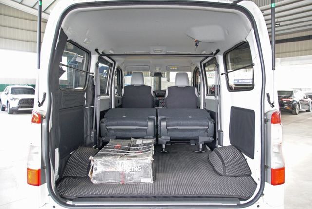 『僅跑3萬❖五人座廂式 手排❖全新圈胎』怠速熄火｜雙安全氣囊｜循跡防滑｜光感應頭燈｜倒車顯影｜行車紀錄器｜小客貨車  第9張相片