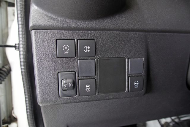 『僅跑3萬❖五人座廂式 手排❖全新圈胎』怠速熄火｜雙安全氣囊｜循跡防滑｜光感應頭燈｜倒車顯影｜行車紀錄器｜小客貨車  第11張相片