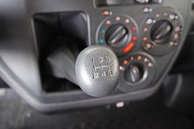 『僅跑3萬❖五人座廂式 手排❖全新圈胎』怠速熄火｜雙安全氣囊｜循跡防滑｜光感應頭燈｜倒車顯影｜行車紀錄器｜小客貨車  第15張相片