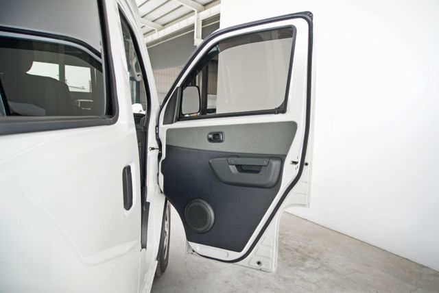 『僅跑3萬❖五人座廂式 手排❖全新圈胎』怠速熄火｜雙安全氣囊｜循跡防滑｜光感應頭燈｜倒車顯影｜行車紀錄器｜小客貨車  第20張相片