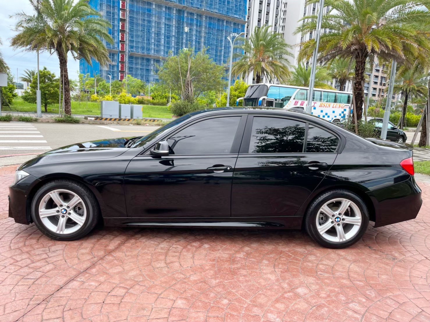 鴻毅汽車(附設保修廠)-第三方認證-專業銷售服務18年~2012年-BMW328-2.0-黑 -改M包.天窗.摸門.抬頭  第6張相片