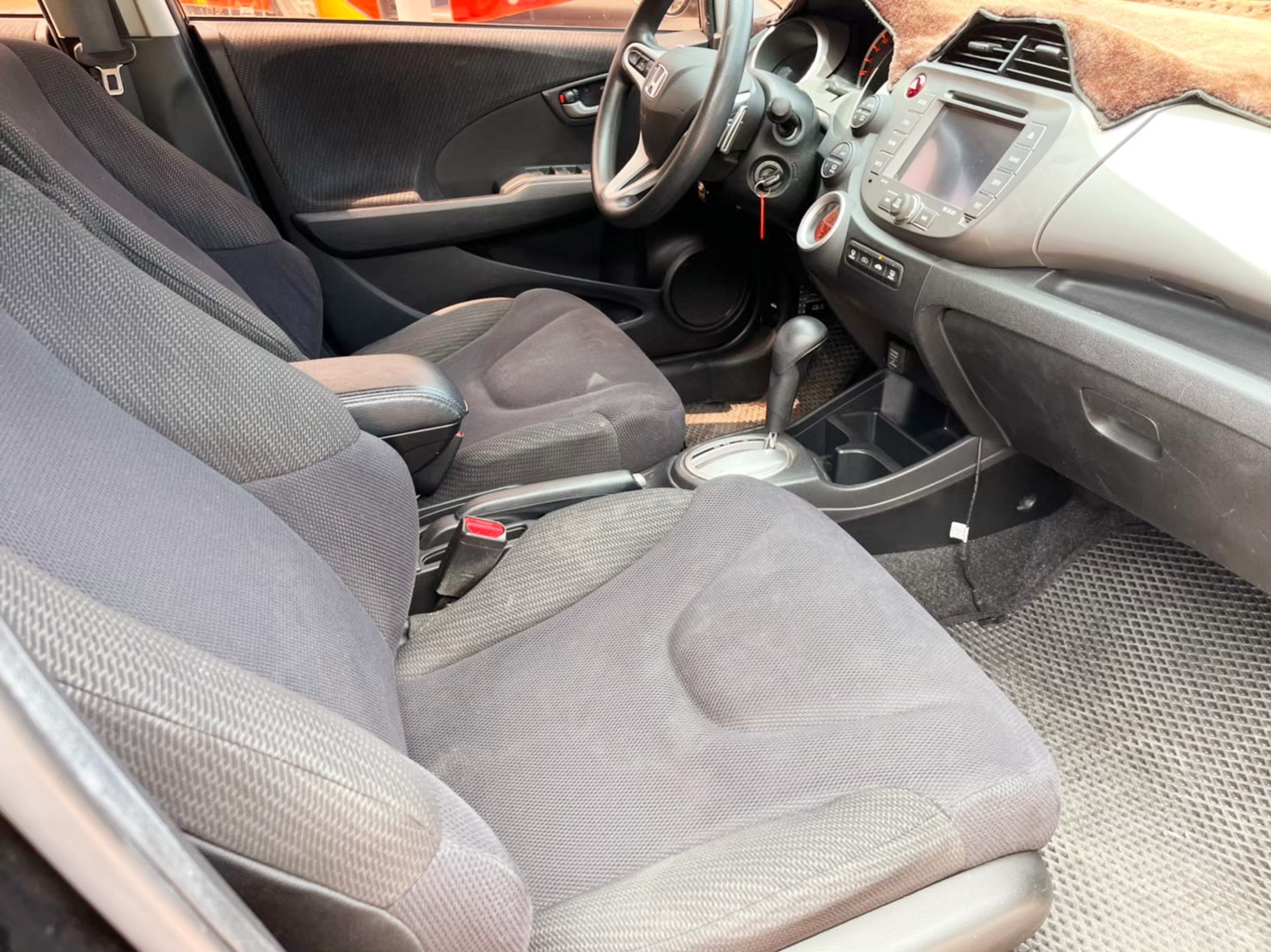 第三方認證-2012年-FIT Vti-S頂級-1.5-鴻毅汽車(附設)保修廠-誠信買賣汽車銷售服務18年-值得你信賴  第4張相片