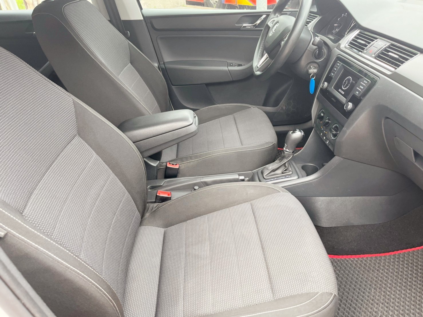 2015年-SKODA -RAPID -1.4TSI -白-掀背車也是房車的 RAPID   第3張相片