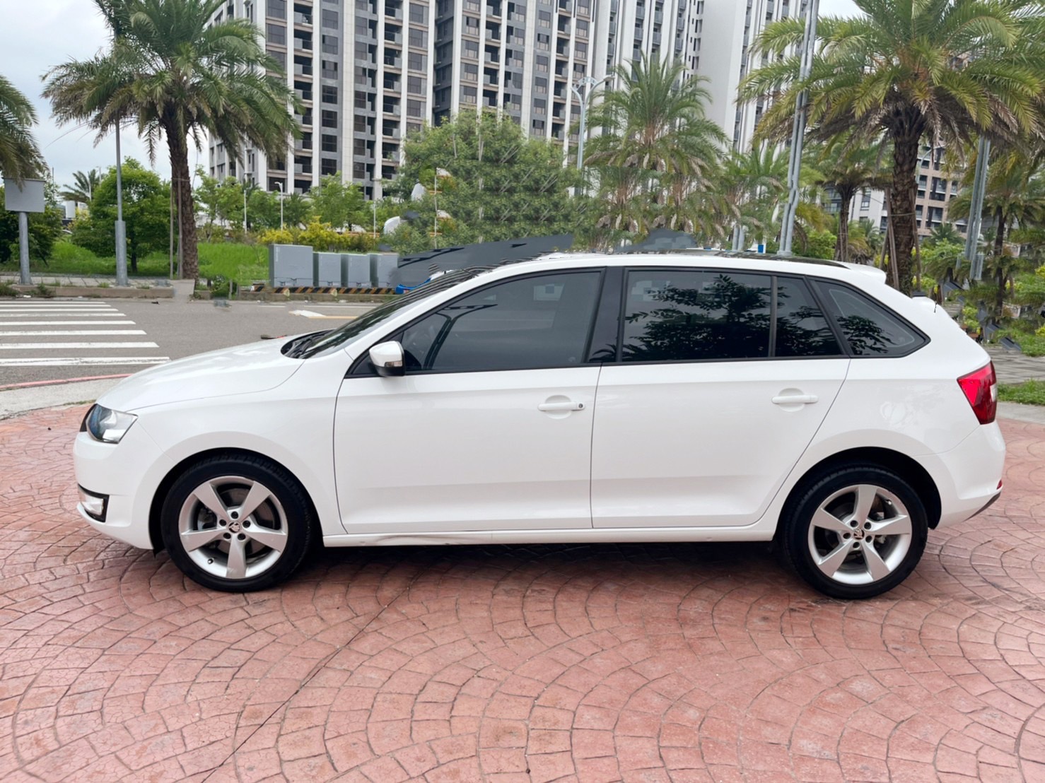 2015年-SKODA -RAPID -1.4TSI -白-掀背車也是房車的 RAPID   第6張相片
