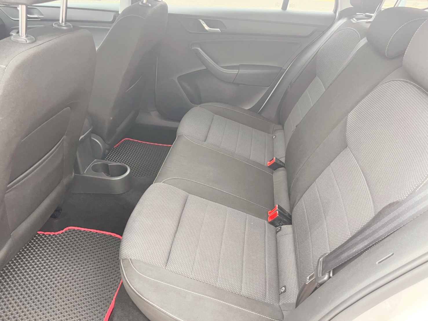 2015年-SKODA -RAPID -1.4TSI -白-掀背車也是房車的 RAPID   第9張相片