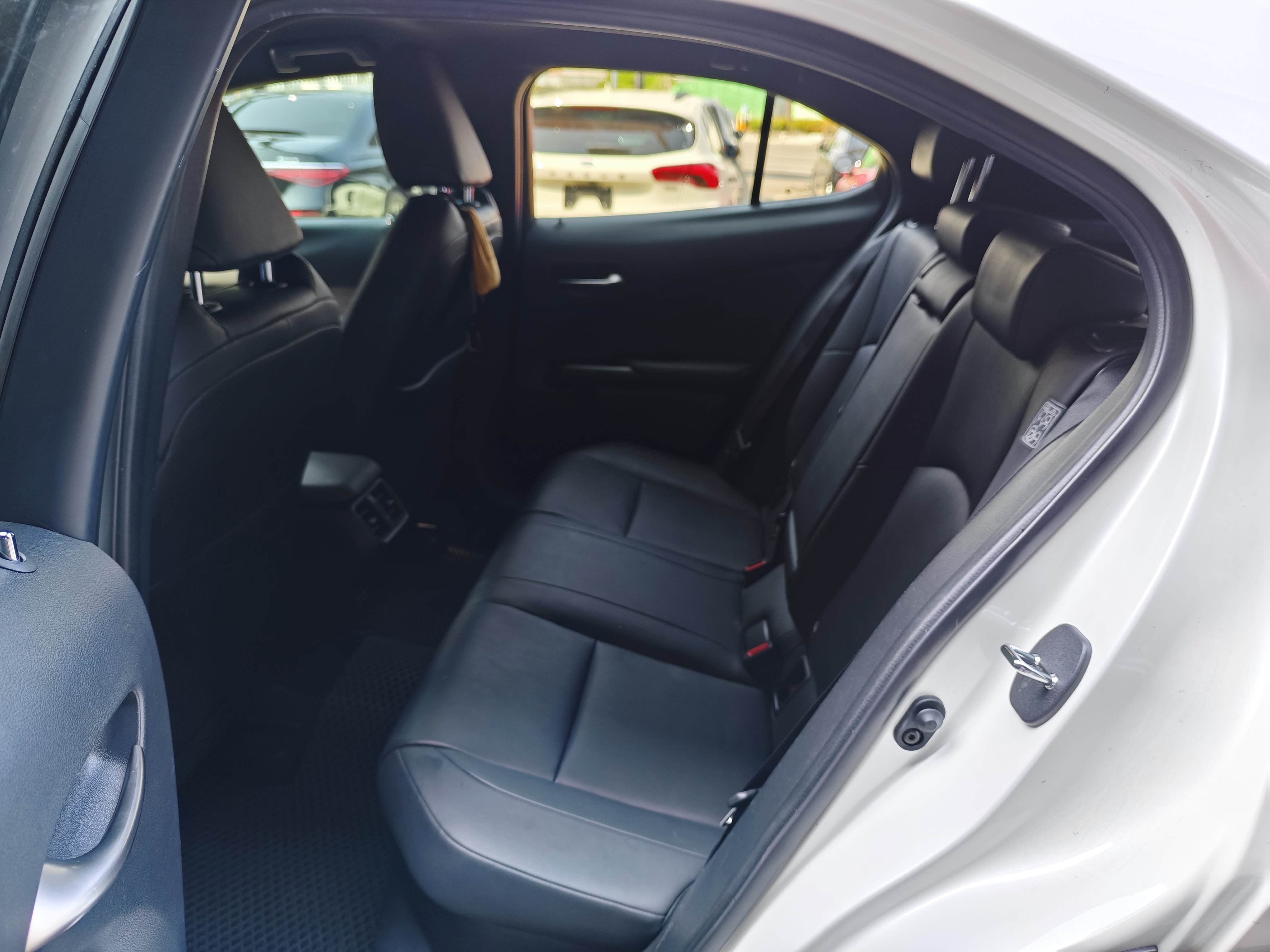 實車實價 UX250H 豪華版 認證車 油電車 上極汽車  第4張相片