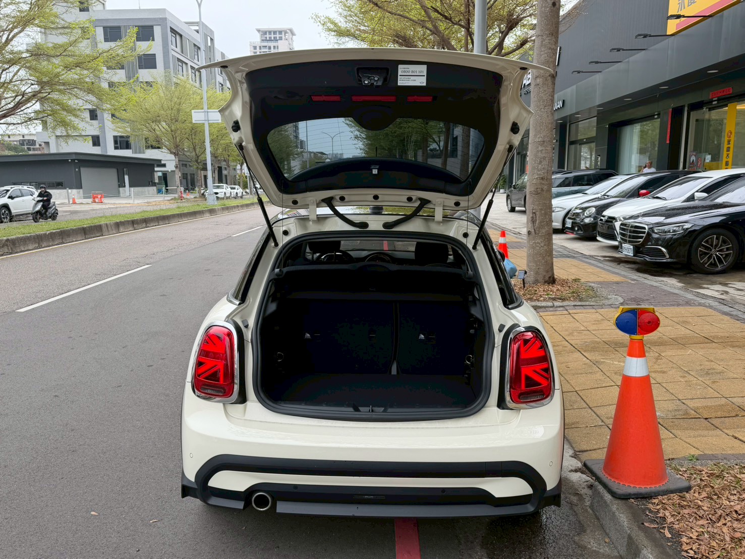 實車實價 F55 Mini Hatch 5D Cooper 保固 上極汽車  第3張相片
