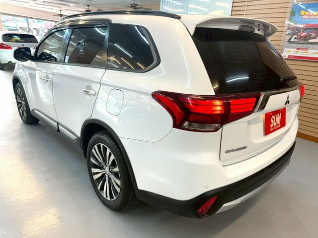 正7人座.原鈑件.實跑7萬多.第三方認證ACC跟車.盲點.導航可全額貸款.強力過件  第6張相片