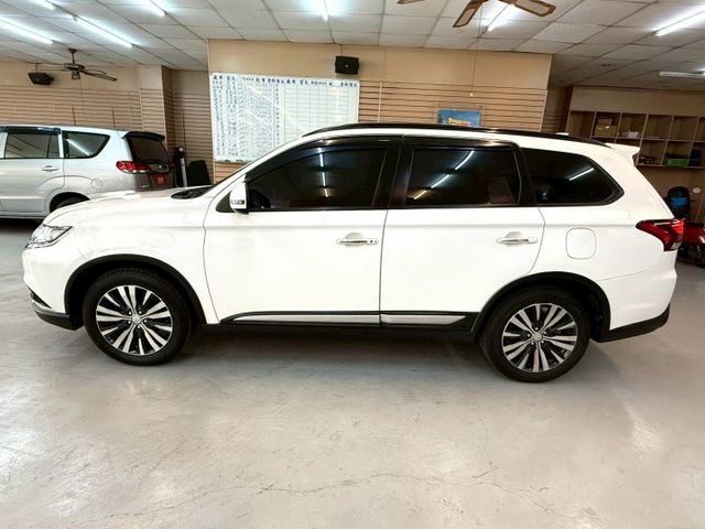 正7人座.原鈑件.實跑7萬多.第三方認證ACC跟車.盲點.導航可全額貸款.強力過件  第7張相片