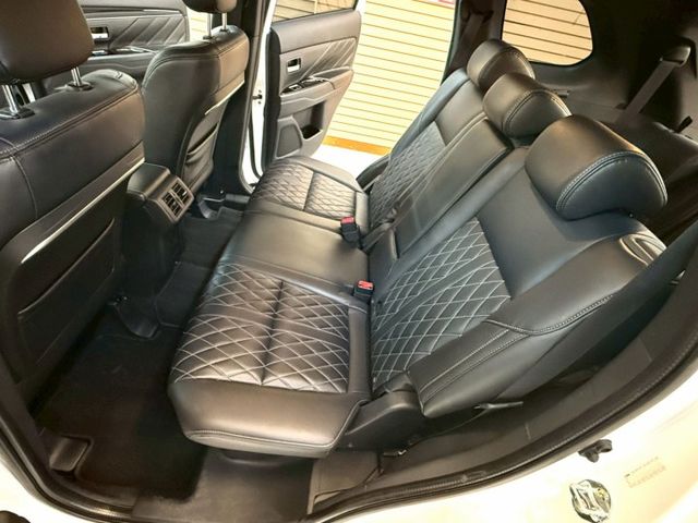 正7人座.原鈑件.實跑7萬多.第三方認證ACC跟車.盲點.導航可全額貸款.強力過件  第9張相片