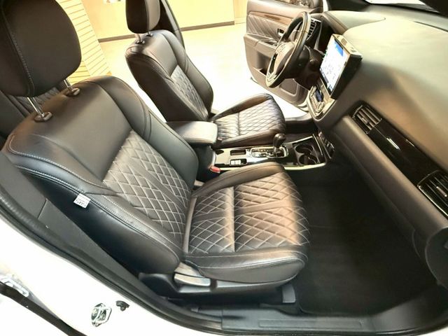 正7人座.原鈑件.實跑7萬多.第三方認證ACC跟車.盲點.導航可全額貸款.強力過件  第11張相片