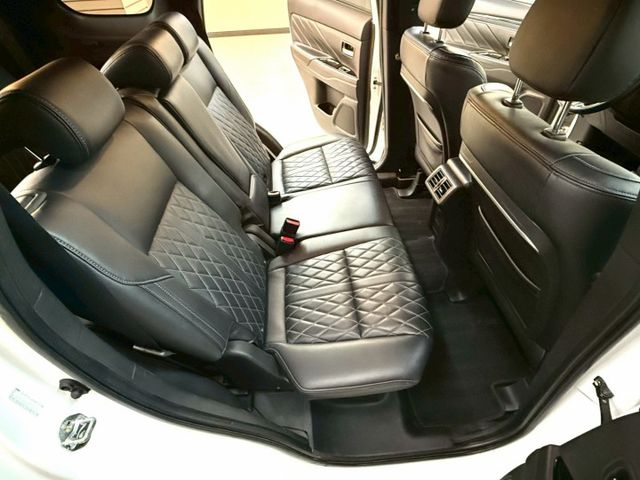 正7人座.原鈑件.實跑7萬多.第三方認證ACC跟車.盲點.導航可全額貸款.強力過件  第12張相片