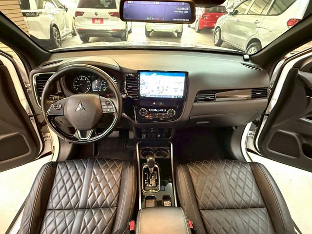 正7人座.原鈑件.實跑7萬多.第三方認證ACC跟車.盲點.導航可全額貸款.強力過件  第13張相片