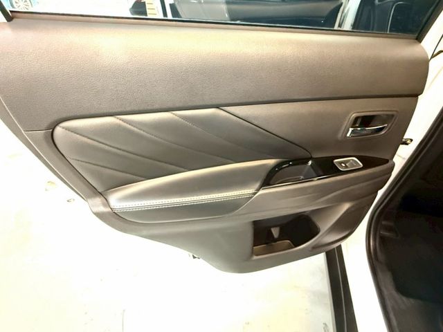 正7人座.原鈑件.實跑7萬多.第三方認證ACC跟車.盲點.導航可全額貸款.強力過件  第17張相片