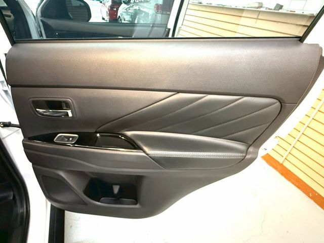 正7人座.原鈑件.實跑7萬多.第三方認證ACC跟車.盲點.導航可全額貸款.強力過件  第19張相片