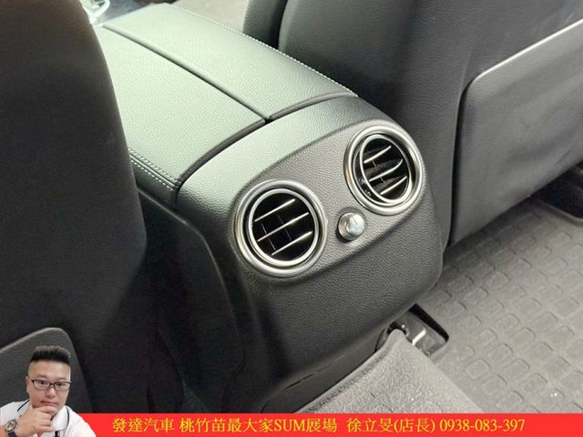 BENZ GLC250 4MATIC 2018年 2.0 白 7388  第11張相片