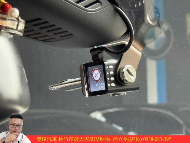 BENZ GLC250 4MATIC 2018年 2.0 白 7388  第13張相片