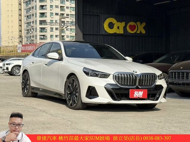 BMW 530I 油電  2023年11月 2.0 白 8331  第2張相片
