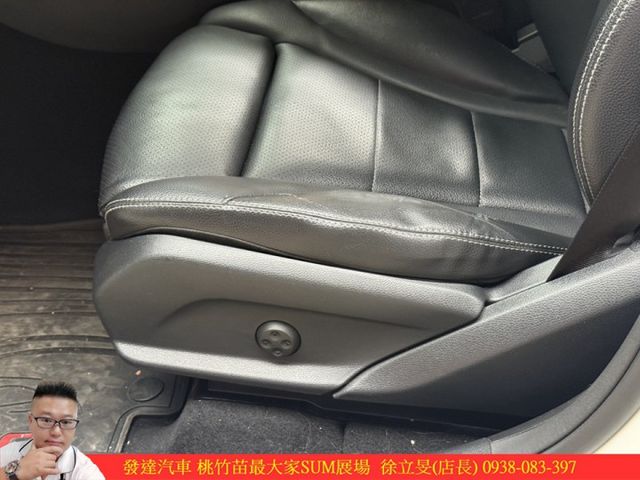 BENZ GLC250 4MATIC 2018年 2.0 白 8885  第9張相片