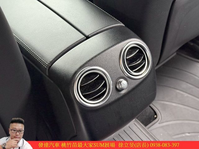 BENZ GLC250 4MATIC 2018年 2.0 白 8885  第13張相片