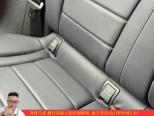 BENZ GLC250 4MATIC 2018年 2.0 白 8885  第14張相片