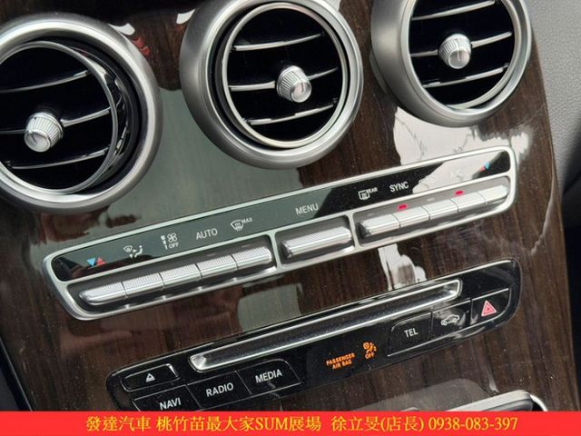 BENZ GLC300 2017年 2.0 白 9959 GOO  第14張相片