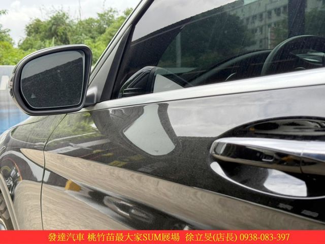 BENZ GLC300 2018年 2.0 黑 5263  第4張相片