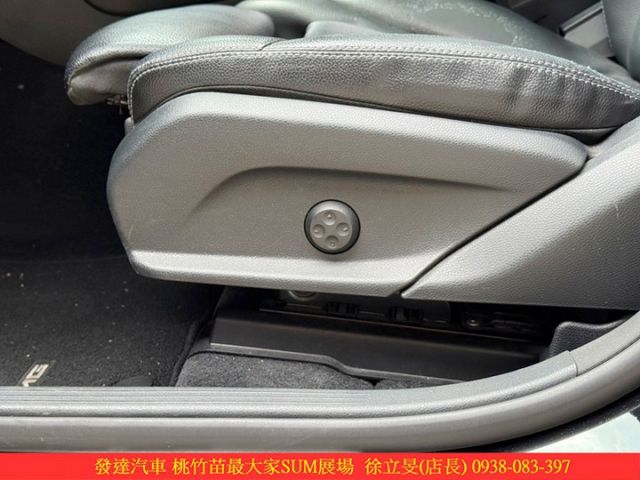 BENZ GLC300 2018年 2.0 黑 5263  第8張相片