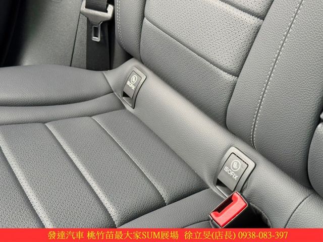 BENZ GLC300 2018年 2.0 黑 5263  第12張相片
