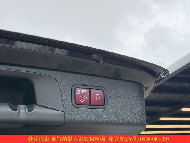 BENZ GLC300 2018年 2.0 黑 5263  第19張相片