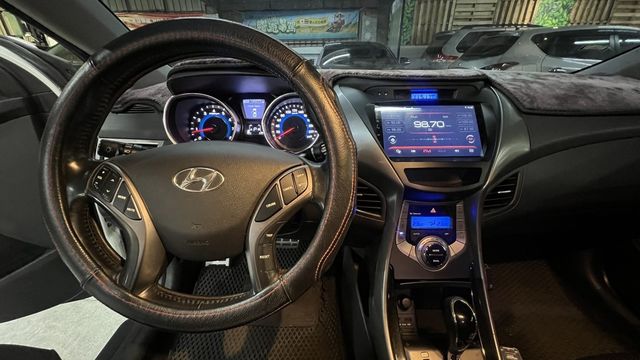 HYUNDAI現代 ELANTRA  第7張相片
